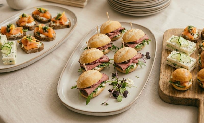 Was kochen wir zur Einschulung? Ideen für ein unvergessliches Festessen Mini-Sandwiches und belegte Brötchen