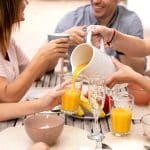 Wie richtet man ein Brunch-Party aus