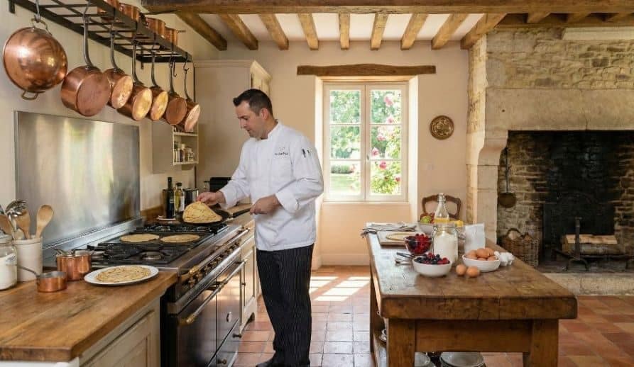 chef privé préparant le petit-déjeuner