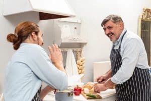 Besser essen, ohne das Haus zu verlassen: Was ist ein privater Koch zu Hause und wie viel kostet er? Besser essen, ohne das Haus zu verlassen: Was ist ein privater Koch zu Hause und wie viel kostet er?